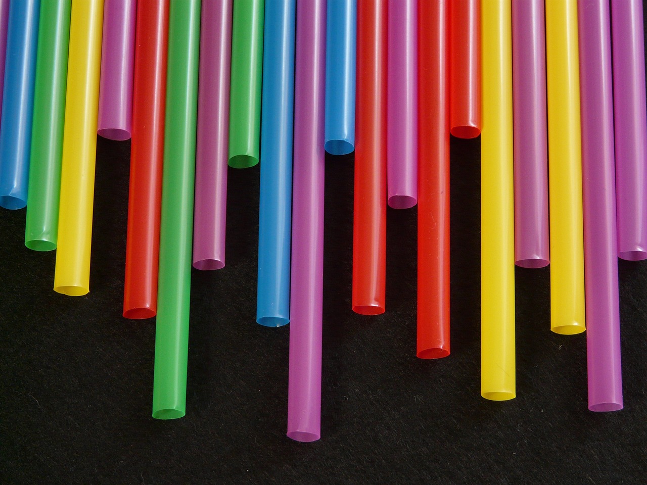 A collection of plastic straws, Source: Hans from Pixabay